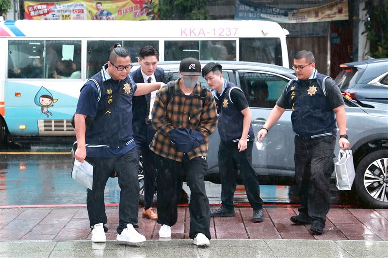 坤達押抵永和警分局。（圖／記者鄭孟晃攝影）