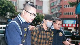 坤達押抵永和警分局。（圖／記者鄭孟晃攝影）