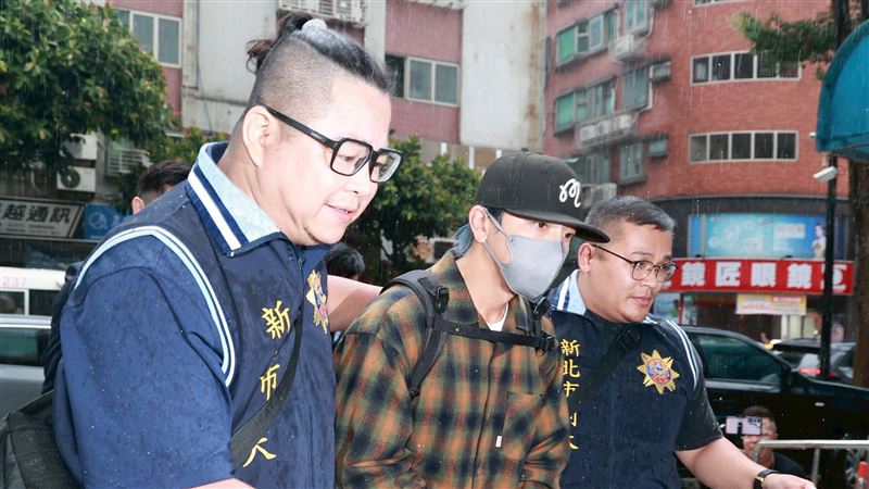 坤達押抵永和警分局。（圖／記者鄭孟晃攝影）