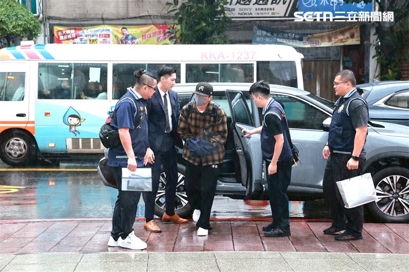 坤達返抵台灣被警方帶回偵訊。（圖／記者鄭孟晃攝影）