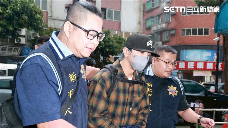 閃兵藝人被拘提時上銬。（圖／記者鄭孟晃攝影）