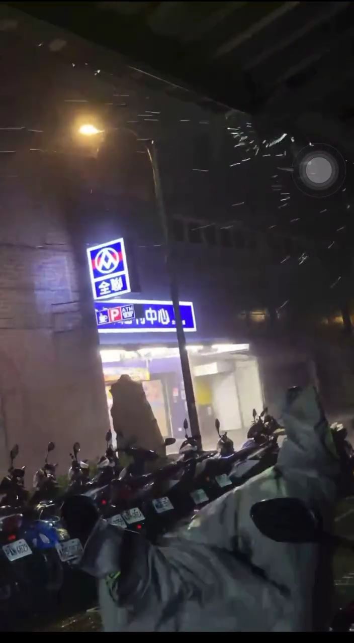 文化大學風大雨大，學生不滿校方太晚公告遠距教學。（圖／翻攝自Threads）