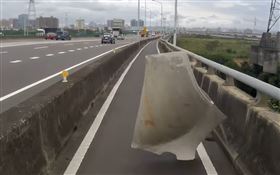 台74甲「巨大塑膠布」撲來！擊落騎士送醫