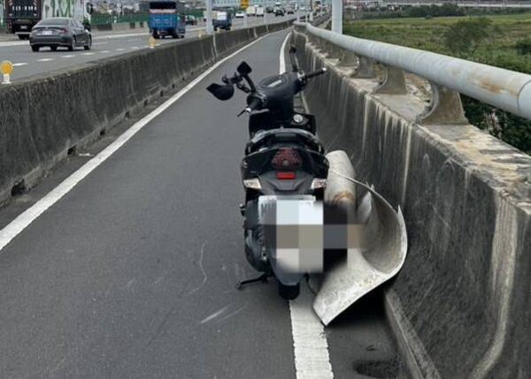 白色塑膠布迎面飛來，騎士閃避不及慘摔。（圖／翻攝畫面）