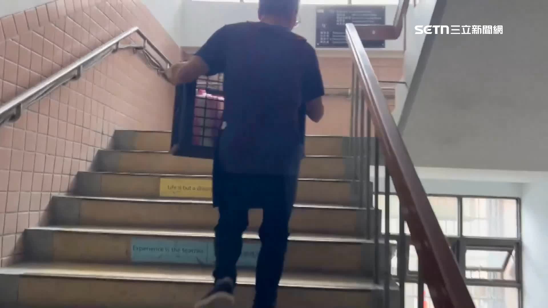 送餐業者把便當扛上二樓