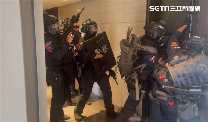 警近日執行收網行動，持拘票及搜索票成功將紀姓主嫌及其餘13名共犯全數逮捕歸案。（圖／翻攝畫面）