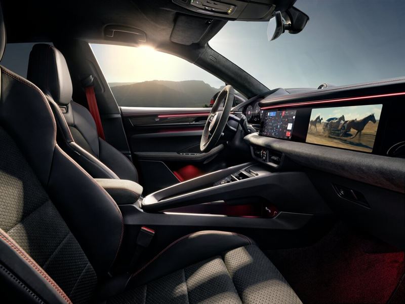 內裝以Race-Tex麂皮結合真皮，細節縫線呼應車身色彩。（圖／PORSCHE提供）