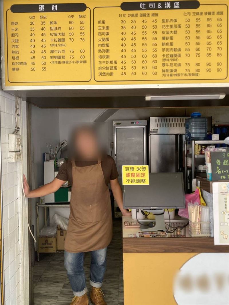 警察假扮求職者，穿上圍裙變裝假扮早餐店員埋伏抓車手。(圖／翻攝畫面)