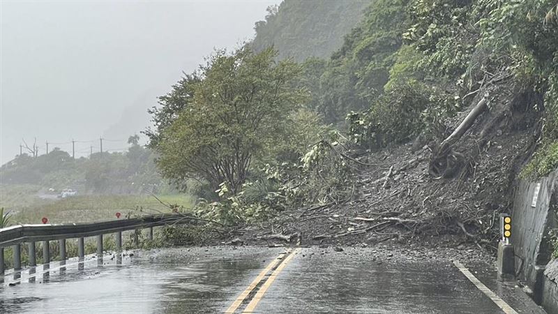 宜蘭縣大同鄉台7線英士路段，傳出邊坡坍方。（圖／翻攝畫面）
