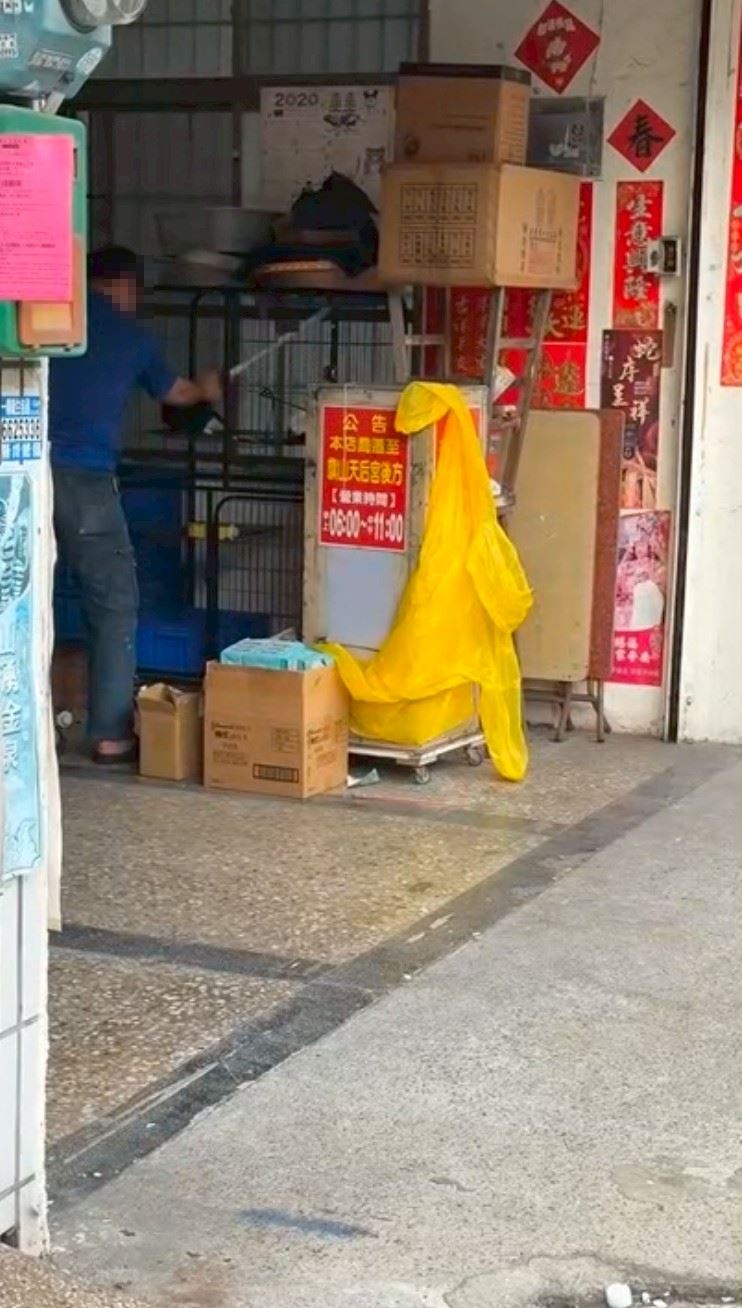 碗粿店老闆涉嫌虐貓，整個畫面被拍下，慘遭撻伐。（圖／翻攝社會事新聞影音）