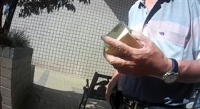  警察變裝穿圍兜，扮早餐店員，一舉擒獲逮捕64歲高齡車手(圖／翻攝畫面)