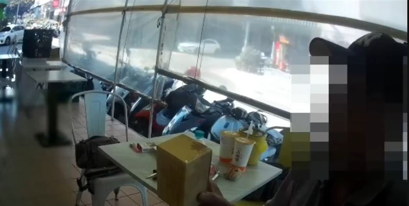 64歲車手坦承受到詐團指示，前來收取提款卡。(圖／翻攝畫面)