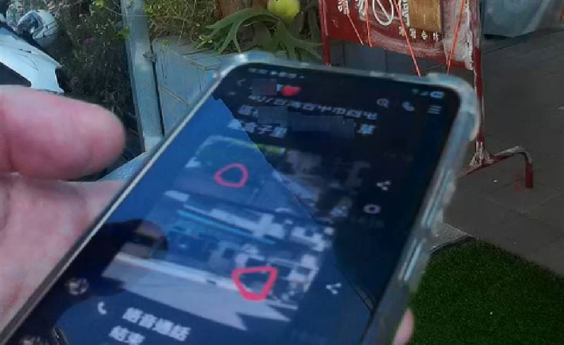 詐團要求將提款卡放進包裹丟在特定空地，64歲車手前往取包裹時當場被逮。(圖／翻攝畫面)