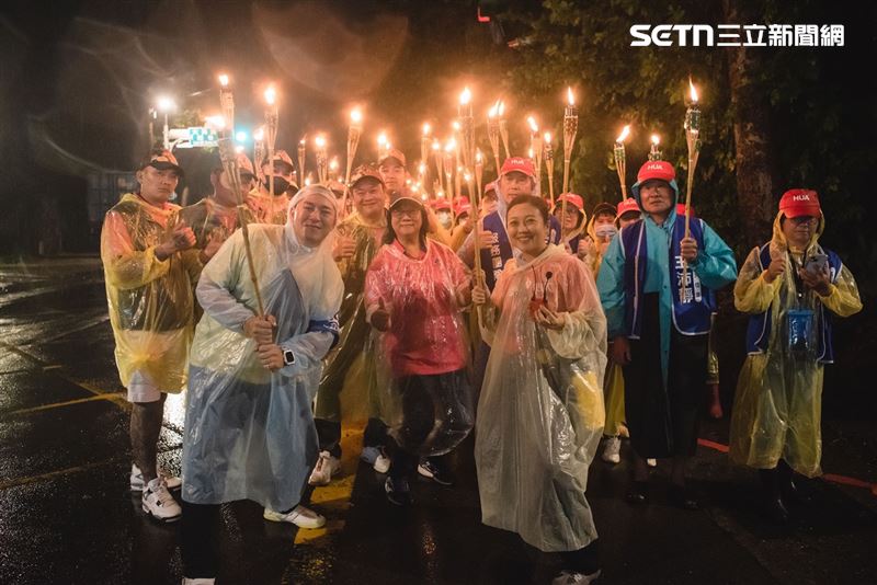 三立主持人草爺與阿白在風雨中與桃園護國宮信眾、志工熱情恭迎桃園護國宮太子爺。(圖/桃園護國宮提供)
