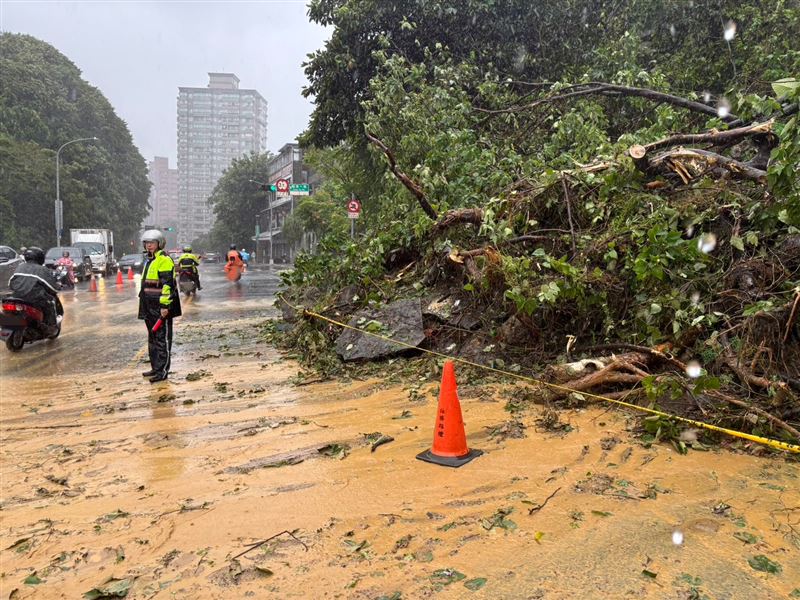 新北市汐止康寧街及福德一路口發生土石坍塌。（圖／翻攝畫面）