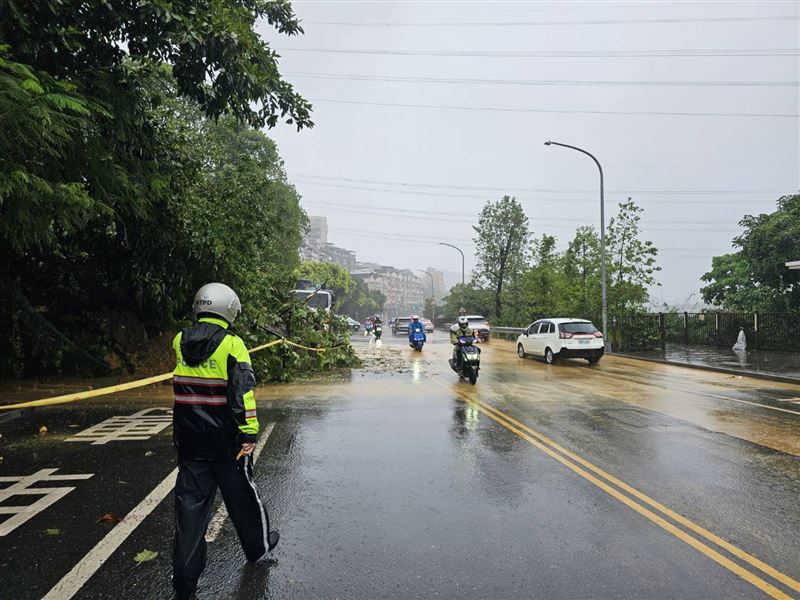 康寧街往東湖方向兩線車道暫時封閉。（圖／翻攝畫面）