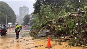 新北市汐止康寧街及福德一路口今天（22日）清晨發生土石坍塌