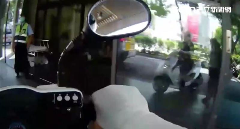 原本在交通執勤的警察，立刻騎車一路當前導車幫計程車開道，短短五分鐘內就協助阿嬤抵達醫院。（圖／翻攝畫面）