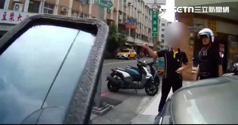 員警在中清路上執行交通秩序維護勤務時，一名計程車司機突然衝向員警求救，一名阿嬤在車上因吞藥呼吸困難險些窒息。（圖／翻攝畫面）