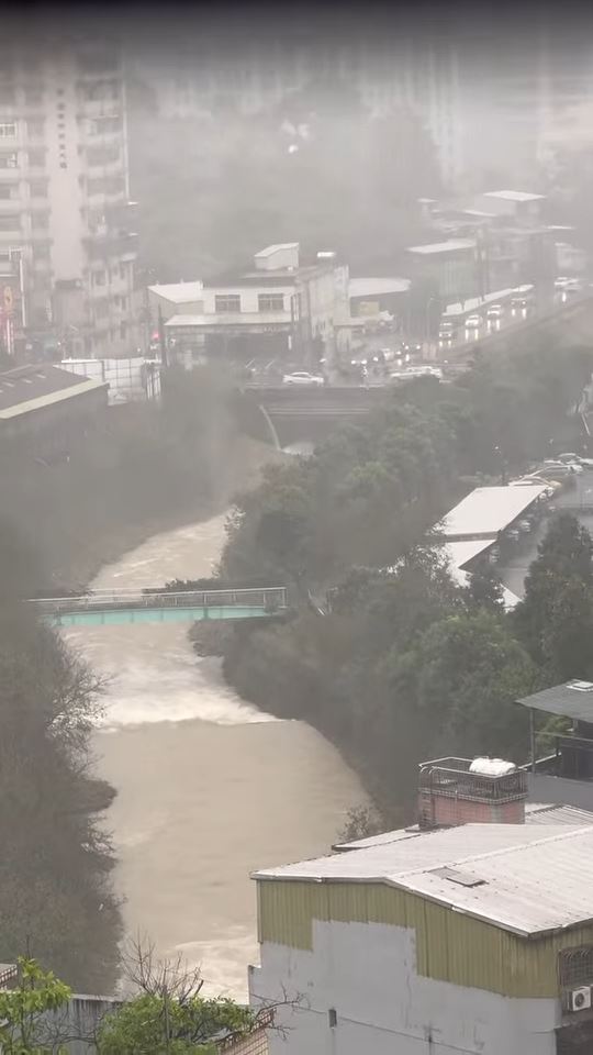 網友回報汐止的風雨。（圖／取自臉書）