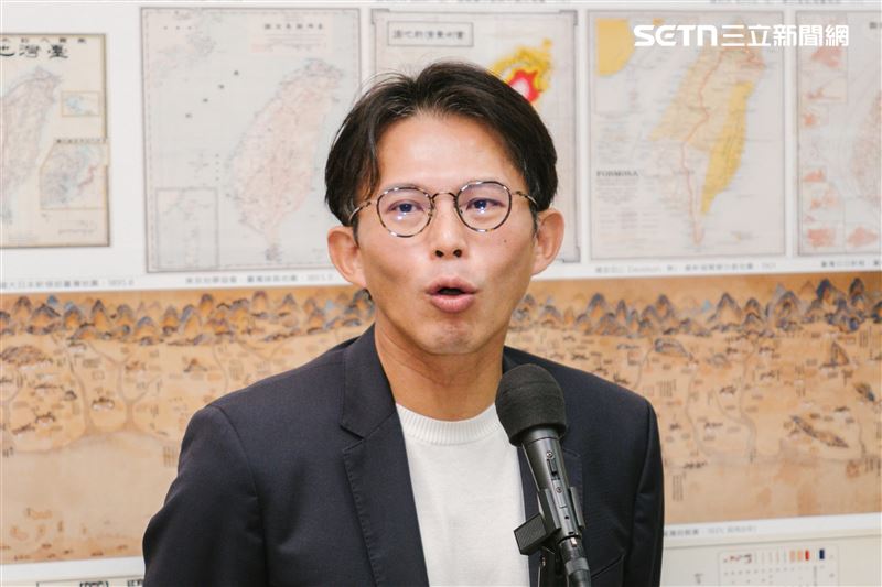 被控與張晉源多次前往香港,黃國昌駁斥並表示,若鏡報中午前不道歉,必定訴追法律責任。(資料照/記者楊士誼攝影)