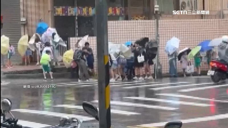 小朋友被強風吹到倒退好幾步、雨傘開花。（圖／翻攝自IG @scott360814帳號）