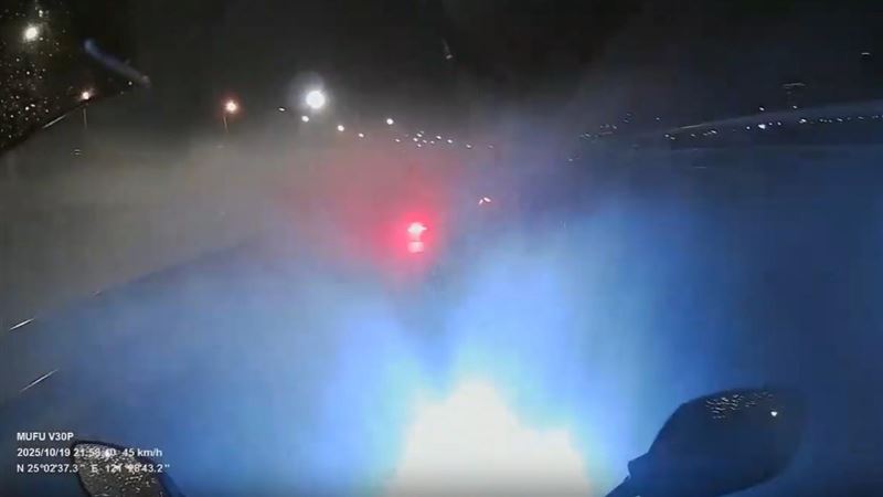 豪大雨狂炸，新北大橋積水、機車騎士慘摔。（圖／翻攝畫面）