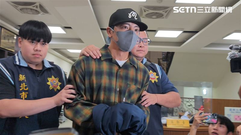 坤達從警局離開前往新北檢進行複訊。（圖／記者莊淇鈞攝影）