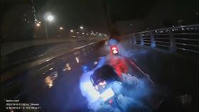 新北大橋,機車,積水,摔車,大雨。（圖／翻攝畫面）