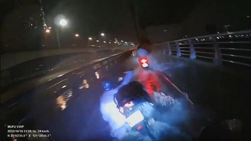 豪大雨狂炸，新北大橋積水、機車騎士慘摔。（圖／翻攝畫面）