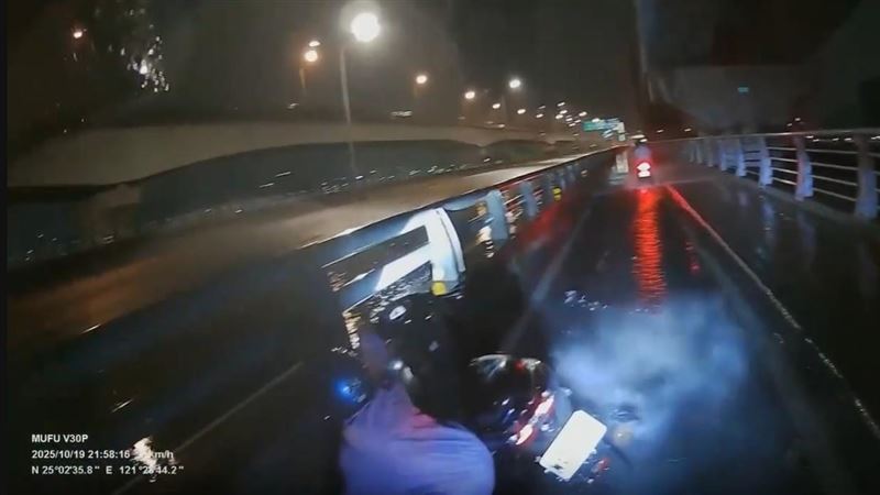 豪大雨狂炸，新北大橋積水、機車騎士慘摔。（圖／翻攝畫面）