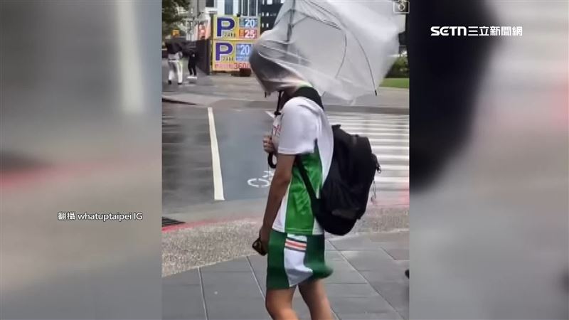 傘面被吹到包覆學生整張臉，學生已經放棄抵抗。（圖／翻攝自IG @whatuptaipei帳號）
