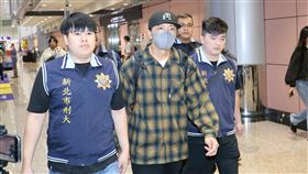 坤達涉閃兵搭機返台（圖／記者鄭孟晃攝影）