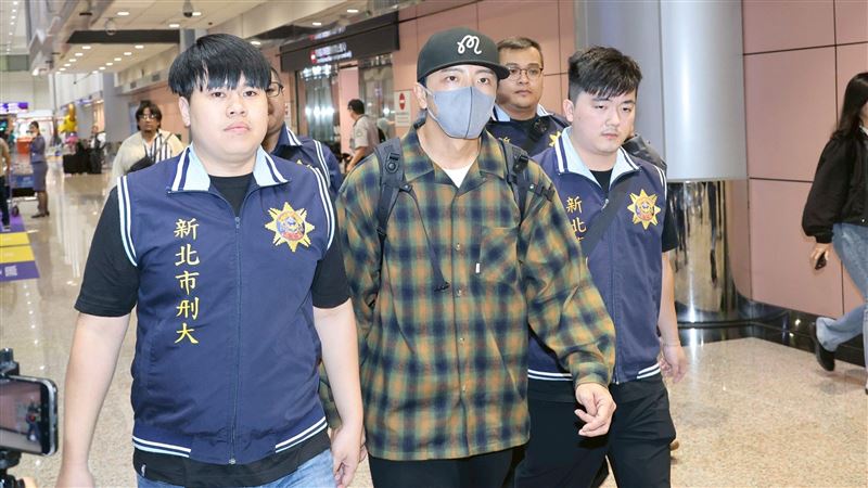 坤達涉閃兵搭機返台後被警方帶回偵辦。（圖／記者鄭孟晃攝影）