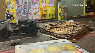 澎湖11級陣風！娃娃機店招牌飛落險砸路人