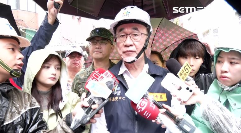 台北市文山區景新路、景華街128巷內都出現土石崩落情況，李四川前往勘災表示結構上沒問題。（圖／翻攝畫面）