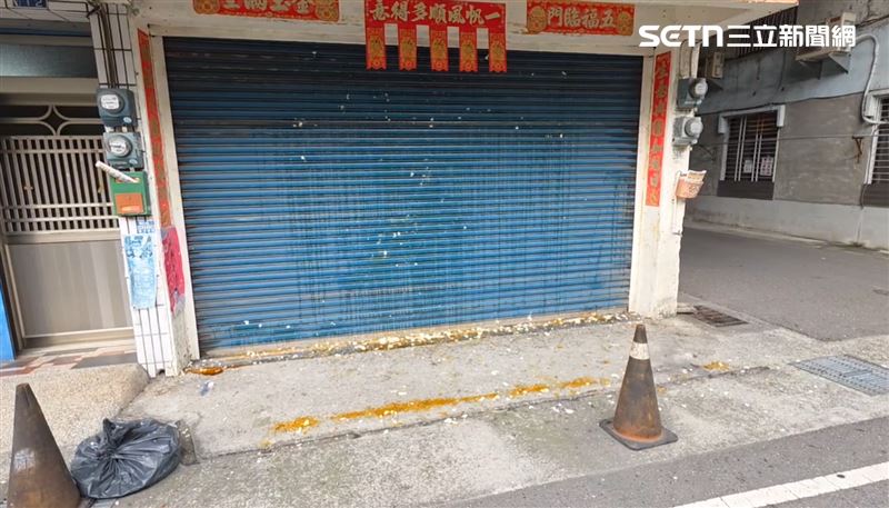 高雄碗粿店老闆涉嫌虐貓，網友衝店面扔雞蛋。（圖／翻攝畫面）
