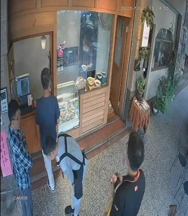 顧客堅持要店家賠償10倍損失，老闆迫不得已當場下跪道歉。(圖／翻攝畫面)