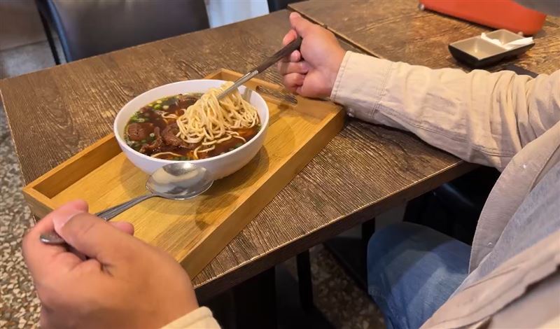 等到用餐尖峰時間一過，老闆調閱監視器才察覺真相，氣得直奔警察局報案。(圖／翻攝畫面)