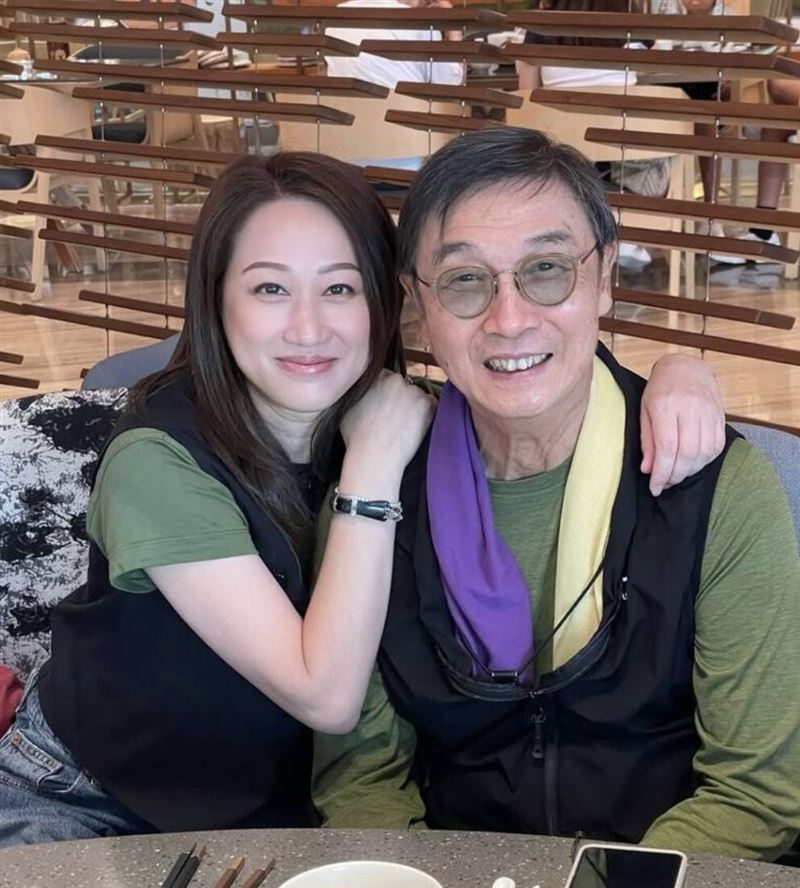 劉松仁76歲近照曝光，左為港星夏竹欣。（圖／翻攝自IG）
