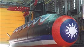 國造潛艦海鯤號下水（2）首艘潛艦國造「海鯤軍艦」（舷號711）28日正式在台船高雄廠區舉行下水典禮，由總統蔡英文親自主持，正式命名為「海鯤軍艦（Narwhal）」、舷號為「711」。中央社記者張新偉攝  112年9月28日