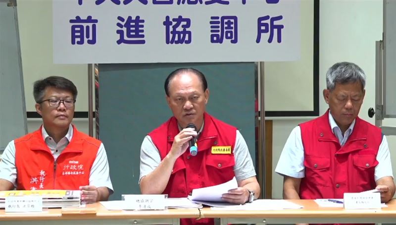 中央前進指揮協調所總協調官季連成今（22）日主持記者會。(圖/翻攝畫面)