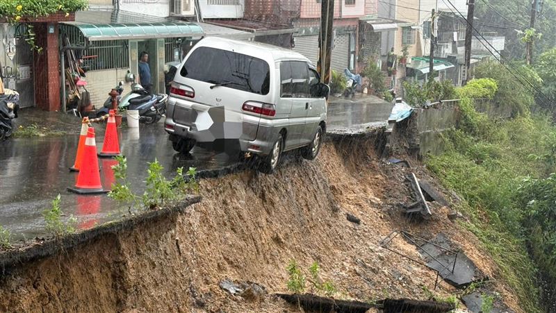 新北市三峽二鬮路附近，發生路面坍塌事件。（圖／翻攝畫面）
