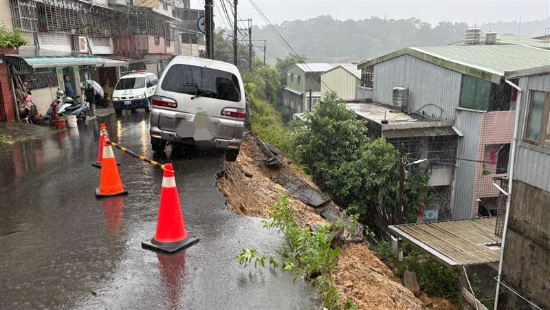 新北市三峽二鬮路附近，發生路面坍塌事件。（圖／翻攝畫面）