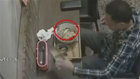 牛肉麵有紙，奧客索10倍賠償，老闆下跪，調閱監視器真相曝光，氣哭(圖／翻攝畫面)