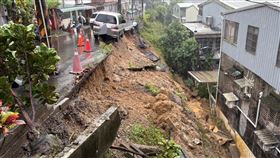 新北,三峽,路面坍塌,民宅,土石。（圖／翻攝畫面）