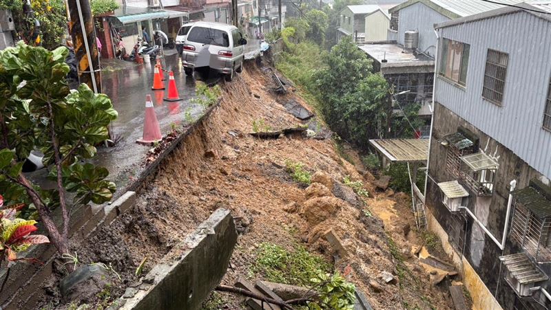 新北市三峽二鬮路附近，發生路面坍塌事件。（圖／翻攝畫面）