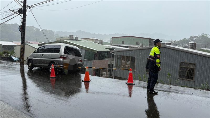 新北市三峽二鬮路附近，發生路面坍塌事件。（圖／翻攝畫面）