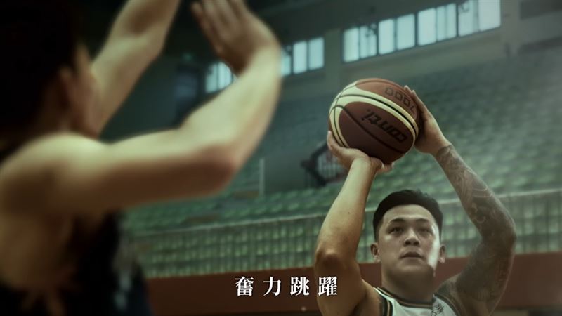 SBL基隆隊在社群放上形象影片，影片中驚見前PLG球星周儀翔。（圖／翻攝自基隆黑鳶YT頻道畫面）