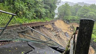 連續降雨邊坡滑動！台鐵平溪線連假停駛